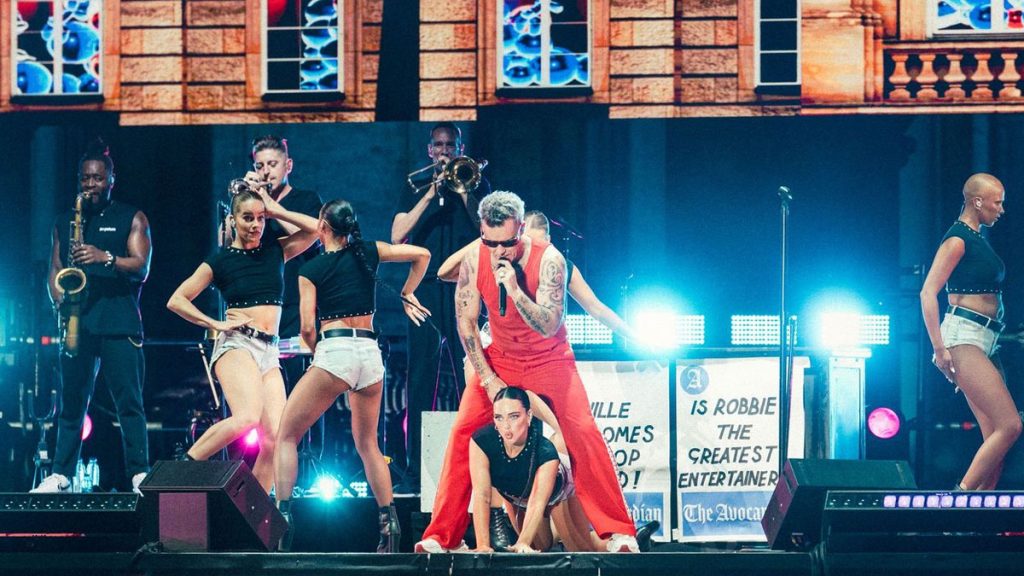 Robbie Williams demostró ser el rey del entretenimiento en Icónica Santalucía Sevilla Fest